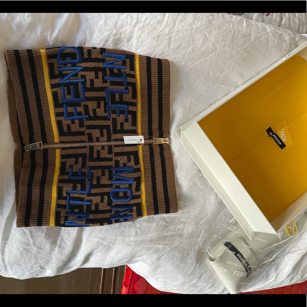 NWT Gentle Fendi Glasses and Snood Box Set